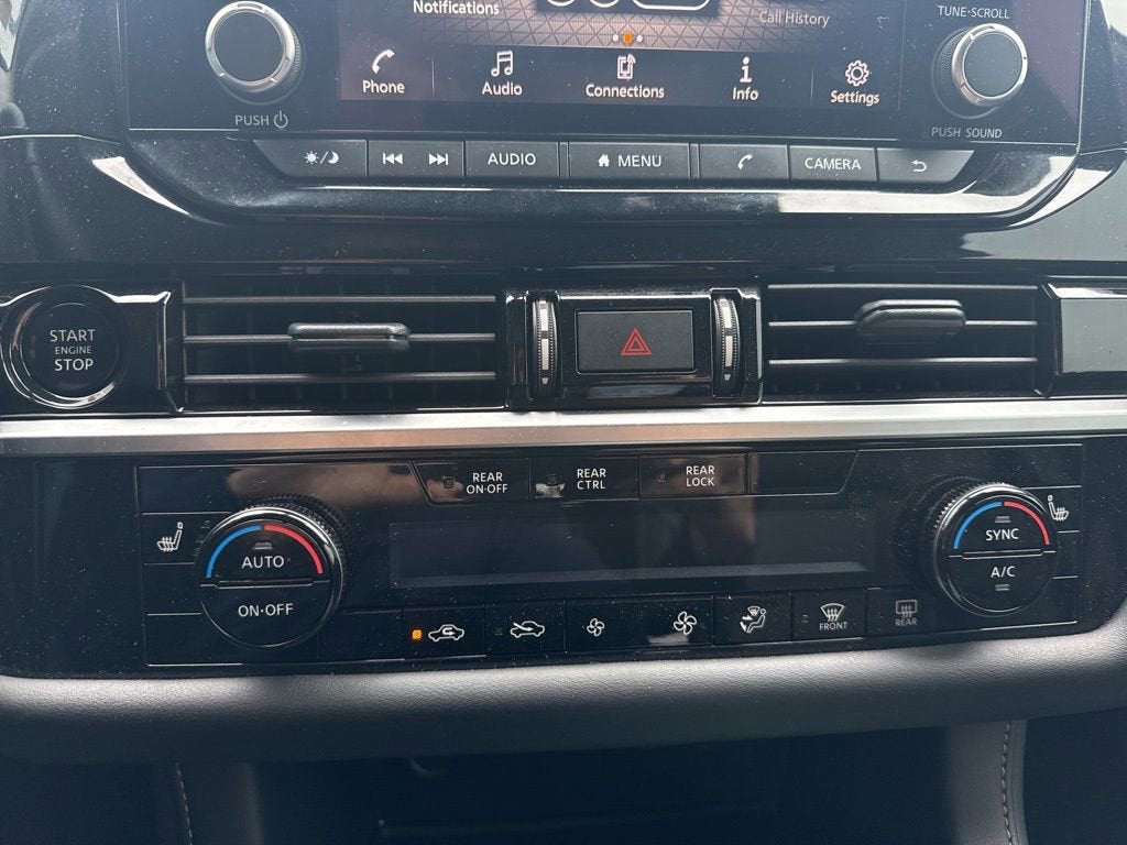 2025 Nissan Pathfinder SV